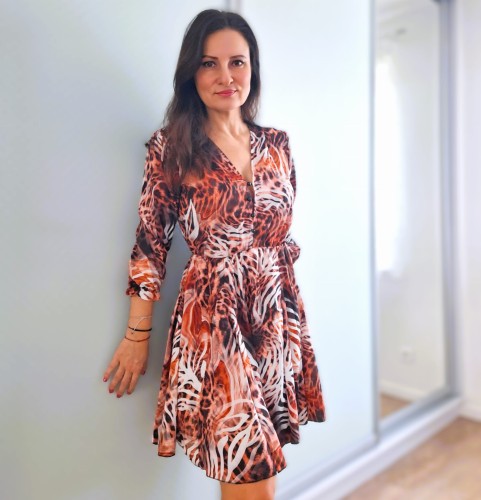 Sukienka w motyw kwiatowy, z guziczkami, rozszerzana