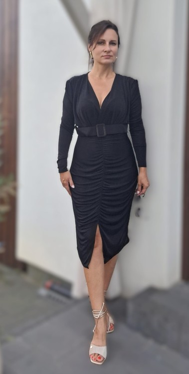 Elegancka sukienka z drapowanym przodem czarna
