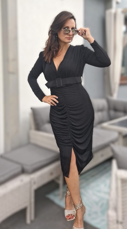 Elegancka sukienka z drapowanym przodem czarna