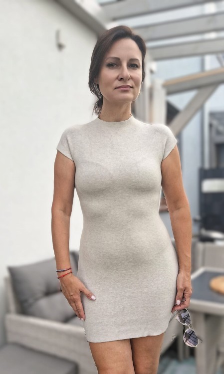 sukienka dzianinowa z krótkim rękawem, beżowa