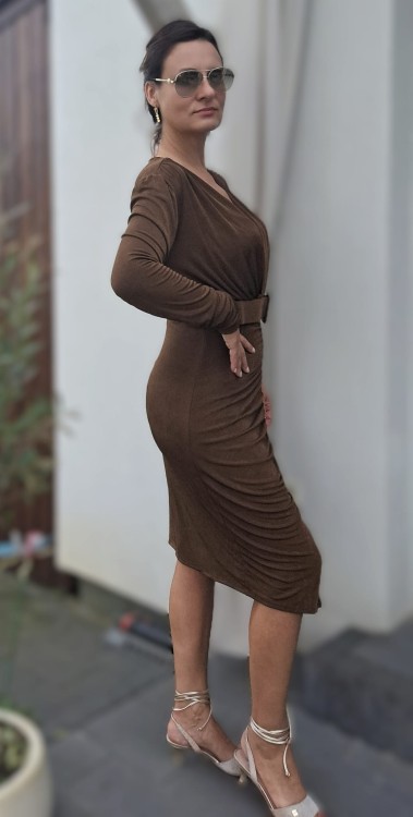 Elegancka sukienka z drapowanym przodem brązowa