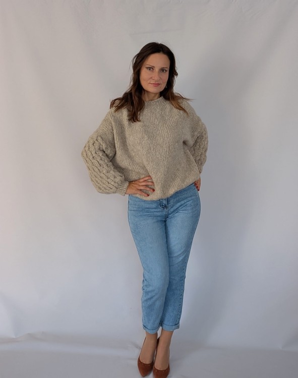 Miły w dotyku sweter z efektownymi rękawami beżowy