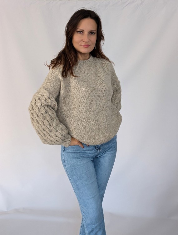 Miły w dotyku sweter z efektownymi rękawami beżowy