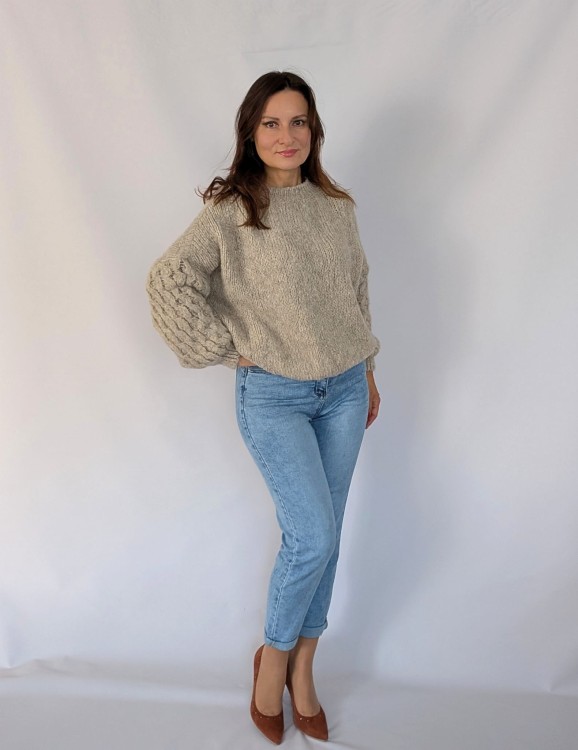 Miły w dotyku sweter z efektownymi rękawami beżowy