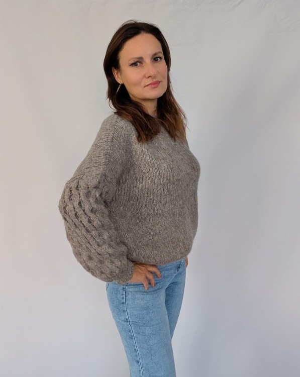Miły w dotyku sweter z efektownymi rękawami szaro-beżowy