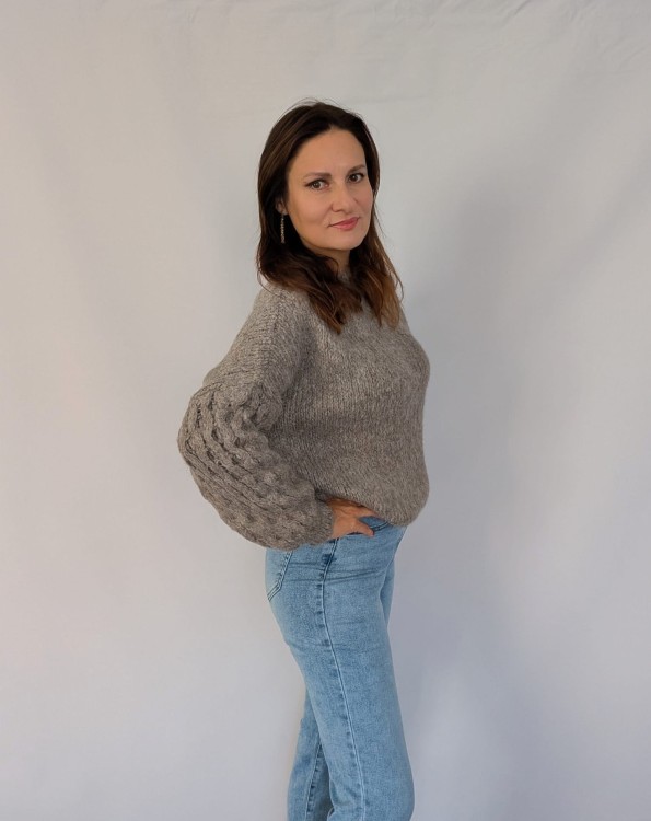 Miły w dotyku sweter z efektownymi rękawami szaro-beżowy