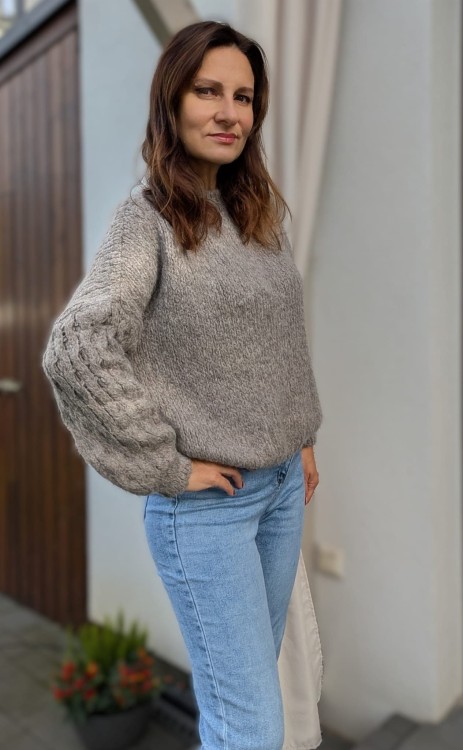 Miły w dotyku sweter z efektownymi rękawami szaro-beżowy