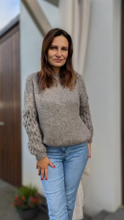 Miły w dotyku sweter z efektownymi rękawami szaro-beżowy