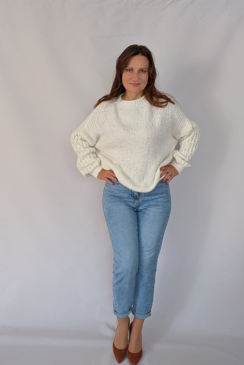Miły w dotyku sweter z efektownymi rękawami biały ciepły