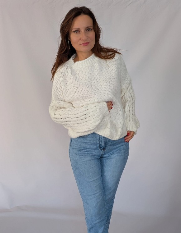 Miły w dotyku sweter z efektownymi rękawami biały ciepły