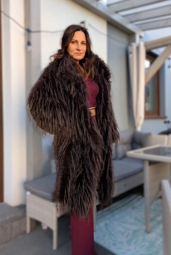 Futro z długim włosiem brązowe