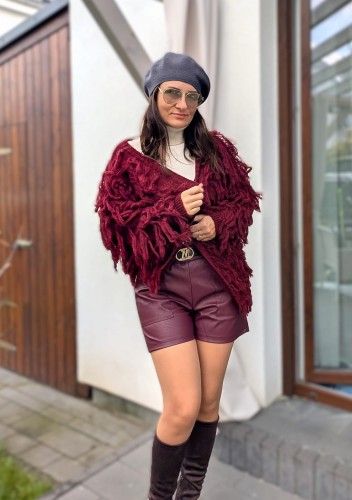 Stylowe szorty z ekoskóry z paskiem burgund