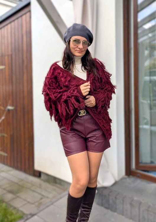 Stylowe szorty z ekoskóry z paskiem burgund