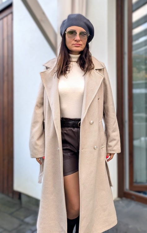 Elegancki długi płaszcz beżowo biały prążek
