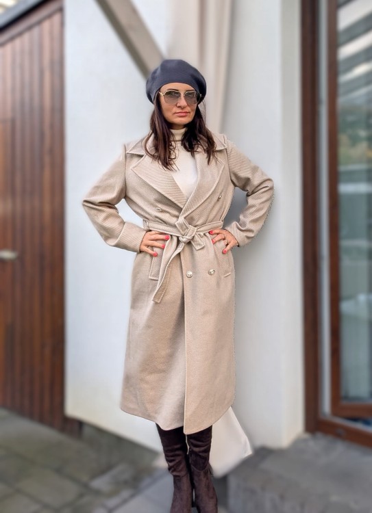 Elegancki długi płaszcz beżowo biały prążek