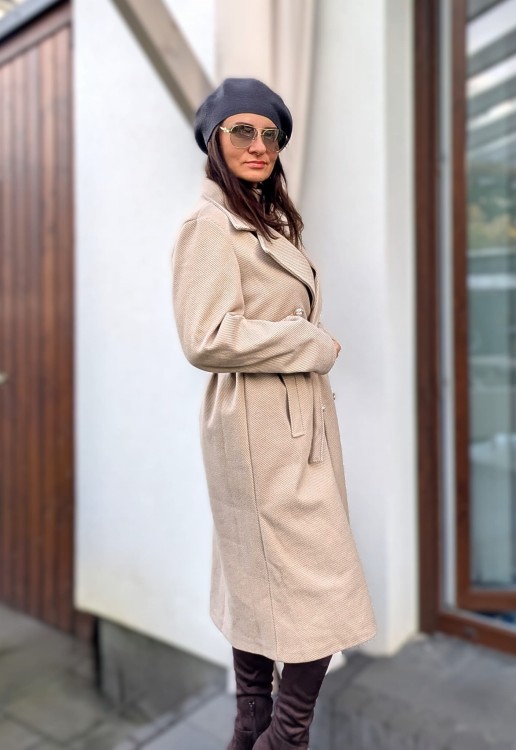 Elegancki długi płaszcz beżowo biały prążek