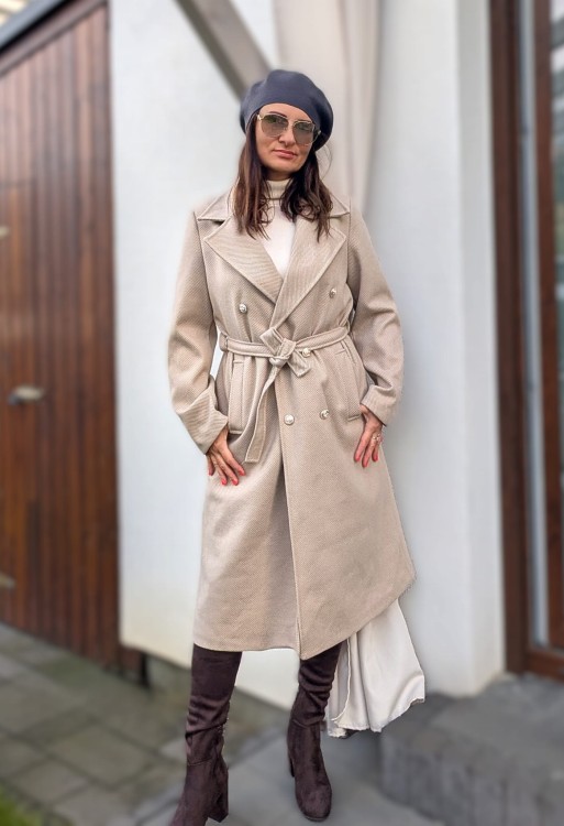 Elegancki długi płaszcz beżowo biały prążek