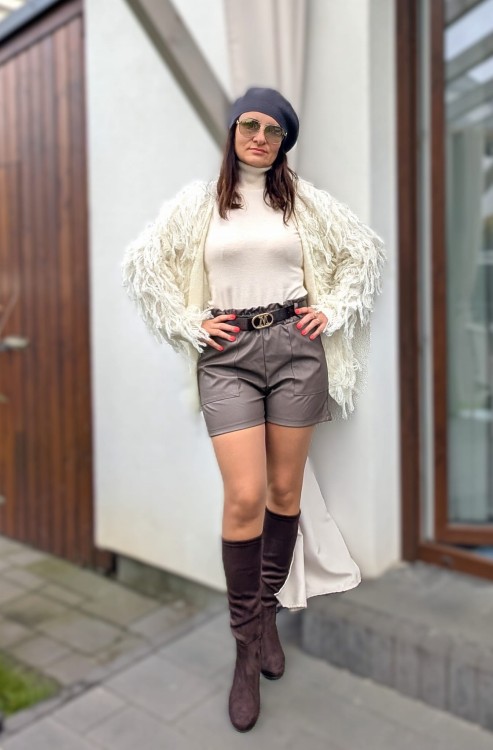 Stylowe szorty z ekoskóry z paskiem mokka