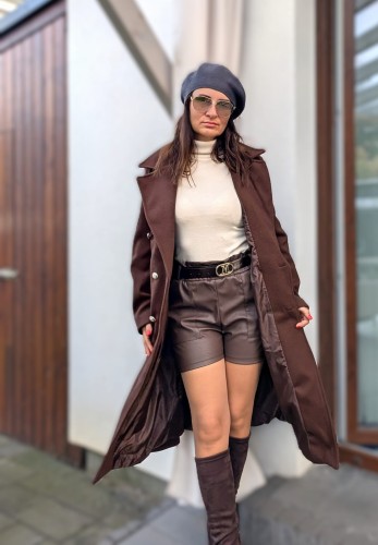 Stylowe szorty z ekoskóry z paskiem brązowe