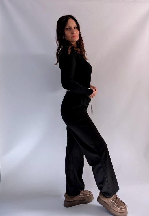 Spodnie dresowe wide leg z szerokim pasem z napisem czarne