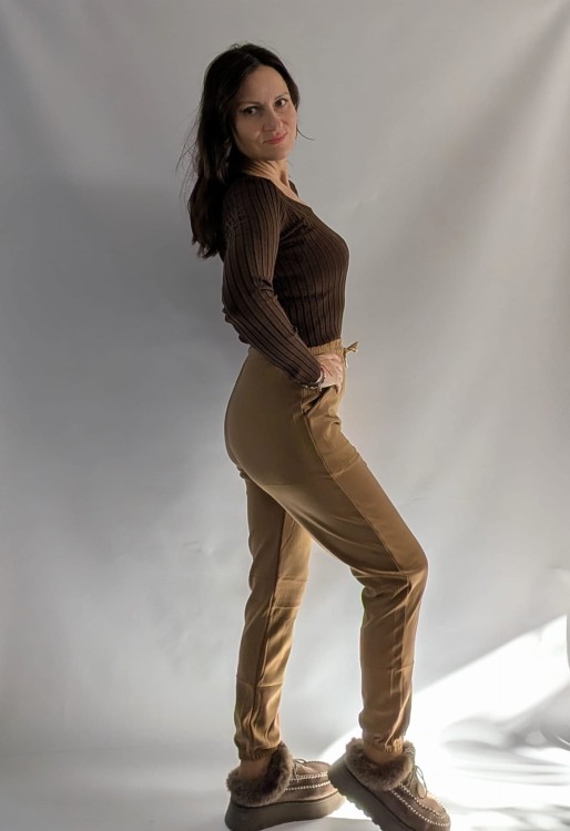 Eleganckie spodnie jogger z wysokim stanem beżowo karmelowe
