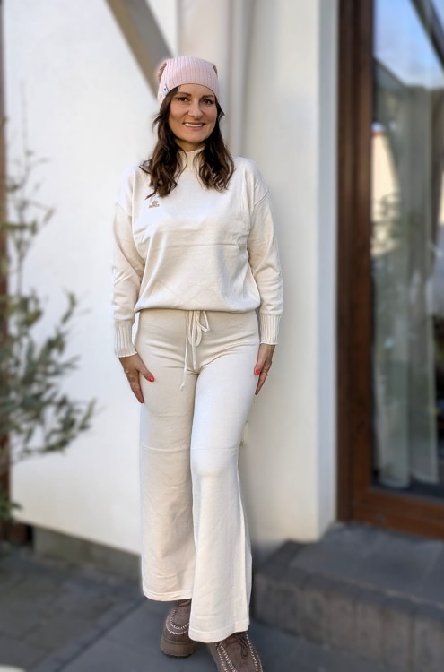 Przytulny i stylowy zestaw dzianinowy- idealny na jesień i zimę kremowy