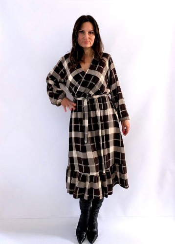 Sukienka w kratkę z falbanką brązowo beżowa wzór 1