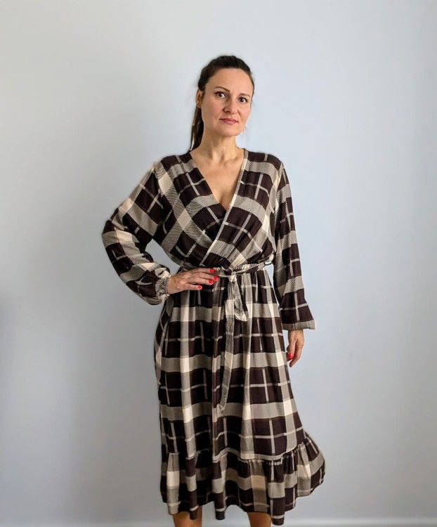 Sukienka w kratkę z falbanką brązowo beżowa wzór 1