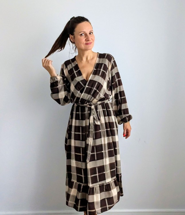 Sukienka w kratkę z falbanką brązowo beżowa wzór 1