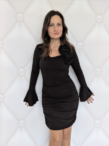 Elegancka sukienka prążkowana z różą brązowa