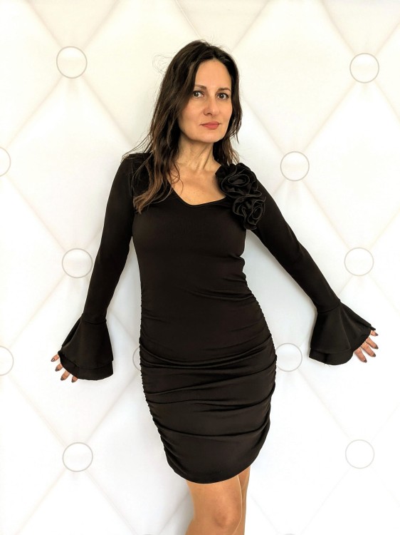 Elegancka sukienka prążkowana z różą brązowa