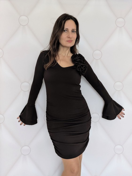 Elegancka sukienka prążkowana z różą brązowa