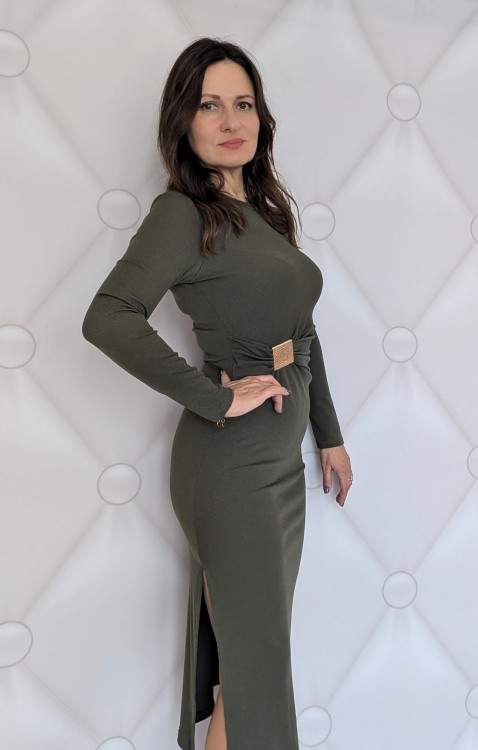 Elegancka sukienka midi ze złotą klamrą zielona (id: 573)
