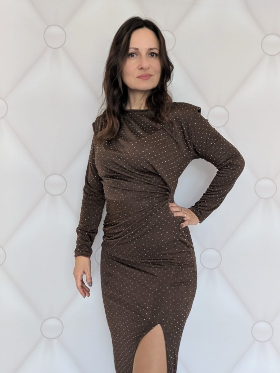 Elegancka sukienka z błyszczącymi drobinkami brązowa (id: 574)