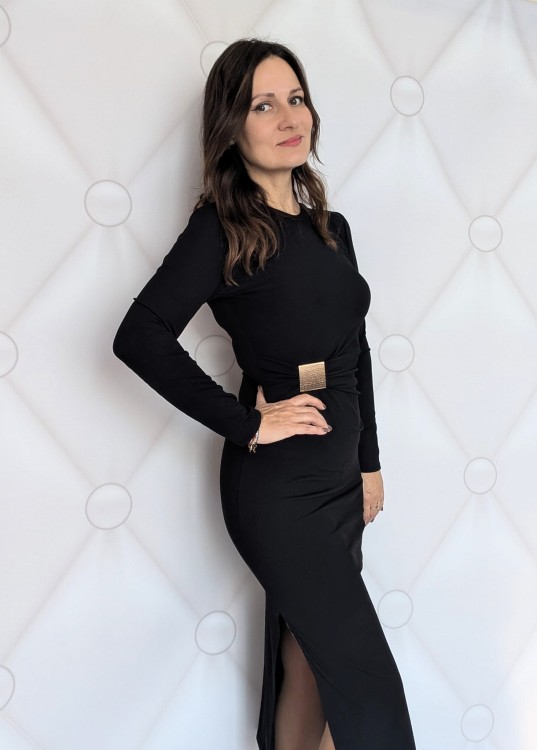 Elegancka sukienka midi ze złotą klamrą czarna (id: 578)