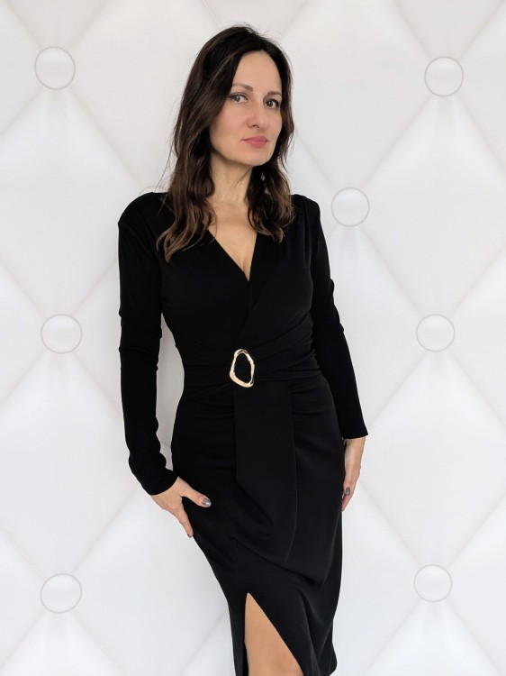 Elegancka sukienka midi kopertowa z ozdobną klamrą czarna (id: 581)