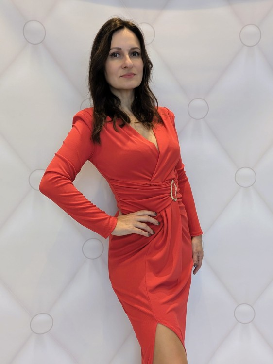 Elegancka sukienka midi kopertowa z ozdobną klamrą czerwona (id: 582)