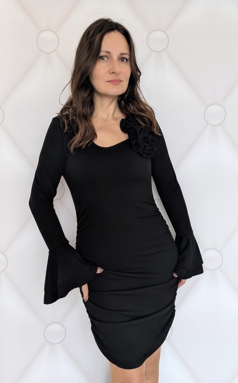 Elegancka sukienka prążkowana z różą czarna (id: 586)