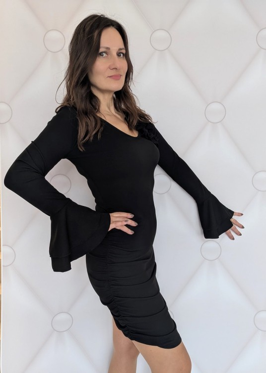 Elegancka sukienka prążkowana z różą czarna (id: 586)