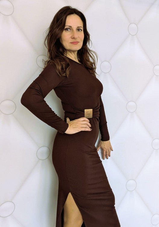 Elegancka sukienka midi ze złotą klamrą brązowa (id: 588)