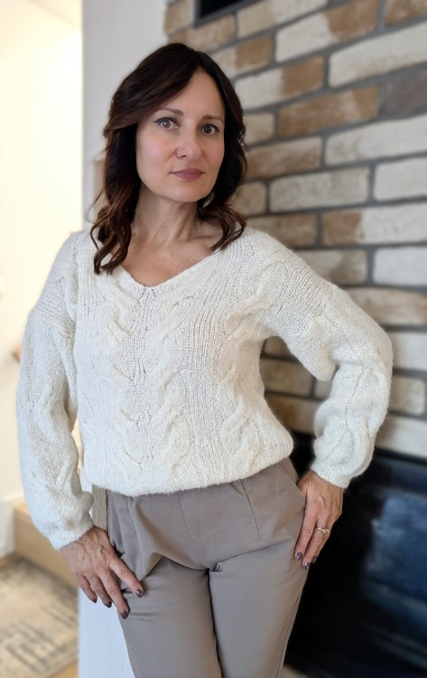 Uroczy sweter w odcieniu kremowym z warkoczowym splotem (id: 590)
