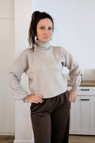 Sweter z golfem oversize z wiskozy beżowy- luksusowa miękkość i styl  (id: 612)