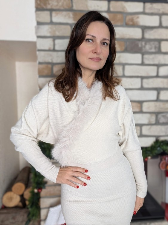 Sukienka dzianinowa z futerkiem ecru Mia (id: 629)