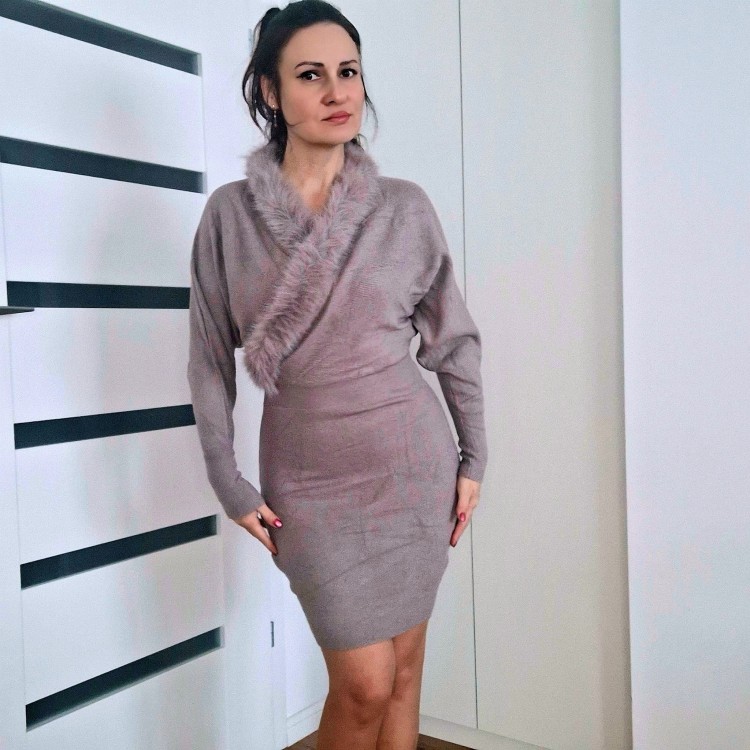 Sukienka dzianinowa z futerkiem beżowa Mia