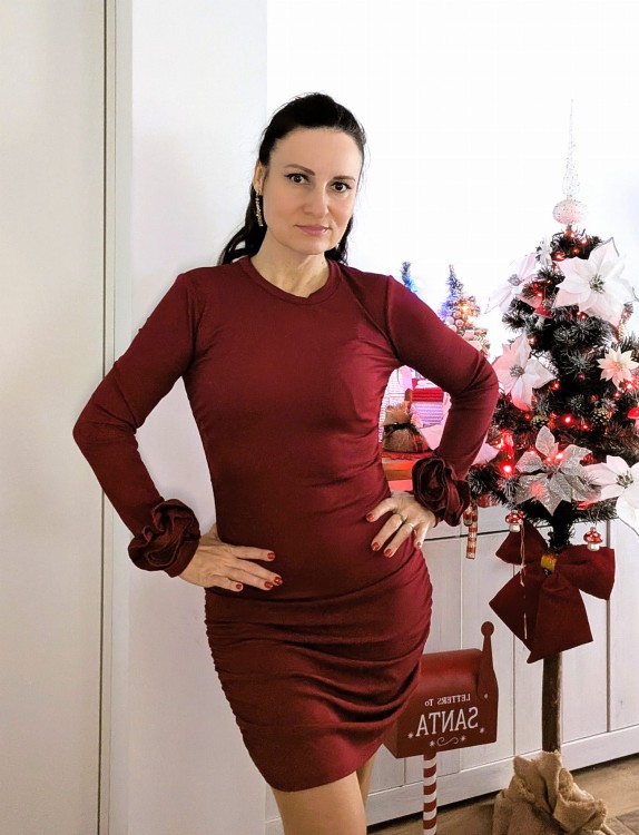 Sukienka z różami na mankietach Oda bordowa