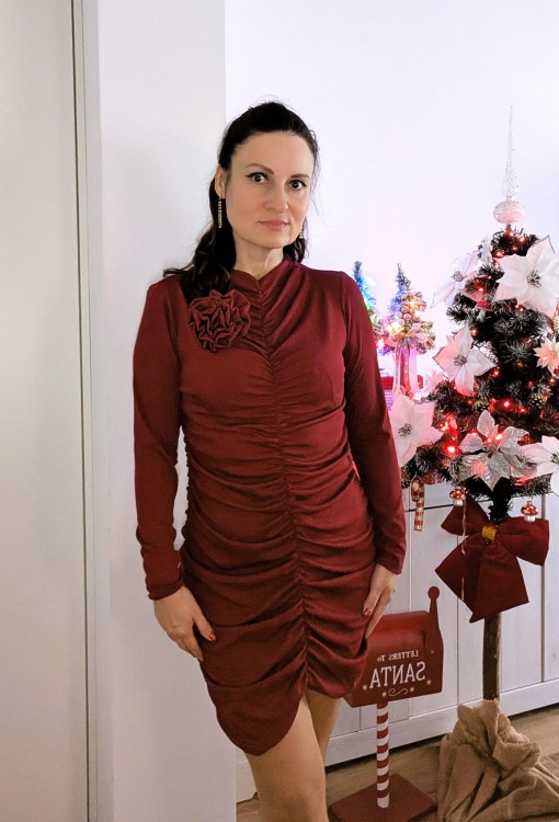 Sukienka z różą marszczona bordowa Linda