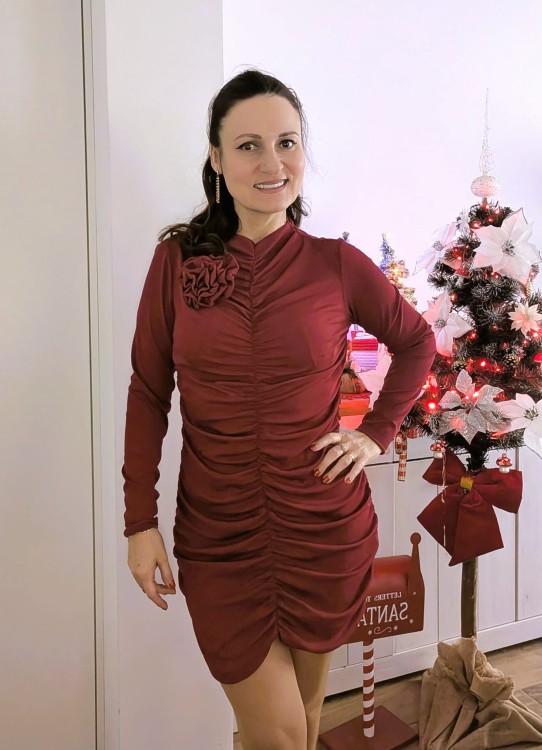 Sukienka z różą marszczona bordowa Linda