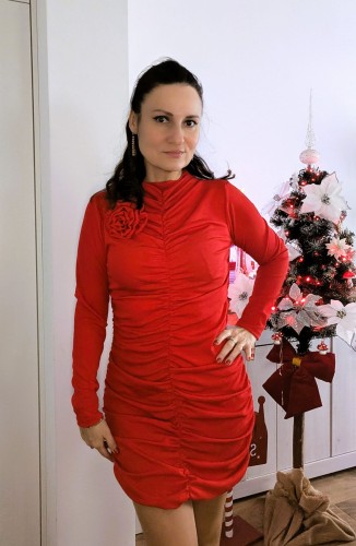 Sukienka z różą marszczona czerwona Linda