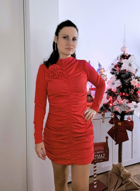 Sukienka z różą marszczona czerwona Linda