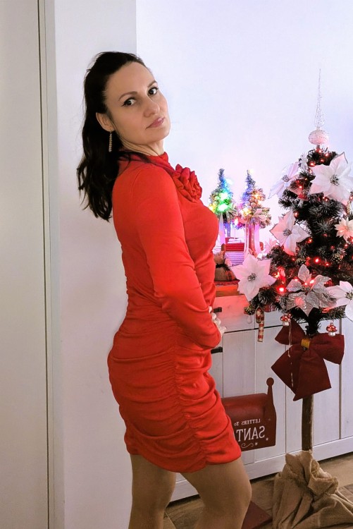 Sukienka z różą marszczona czerwona Linda